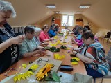 Warsztaty florystyczne w Michałowie. Klub seniora przygotował płatki słonecznika. Zobaczcie zdjęcia