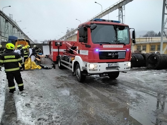 Jeden z czeskich strażaków doznał obrażeń w czasie akcji zabezpieczania wycieku kwasu.