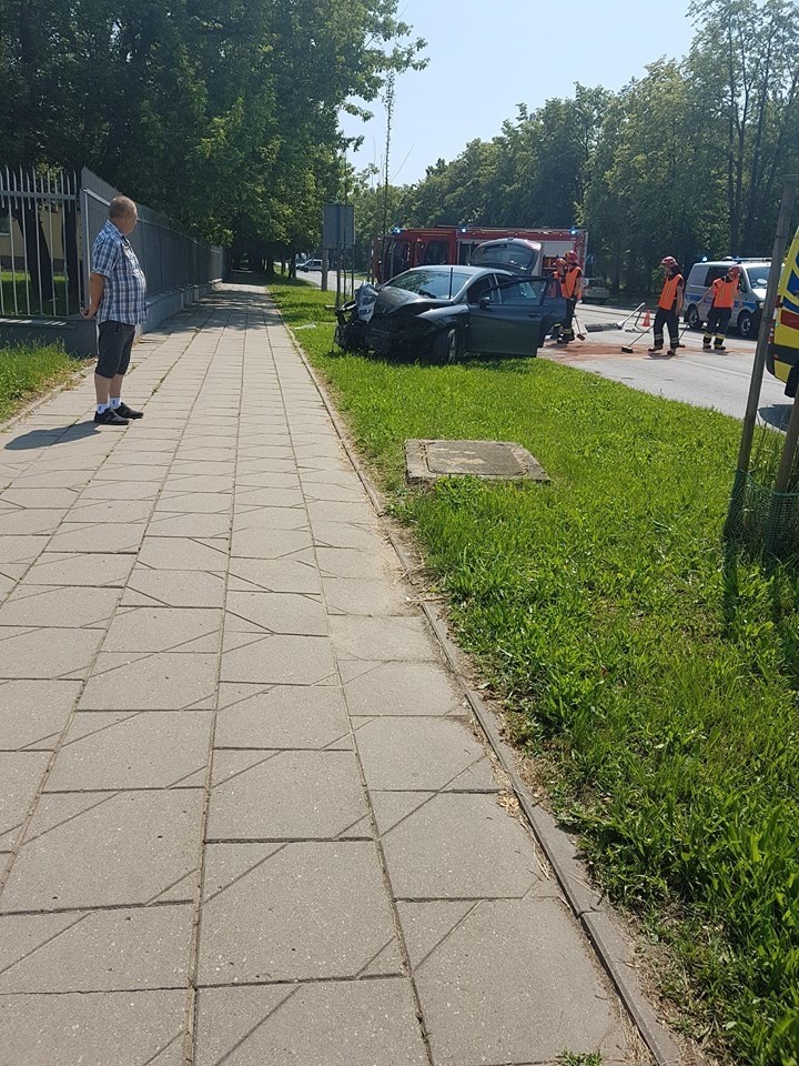 Kolizja na ulicy 11 Listopada w Radomiu. Kierowca seata uderzył w słup 