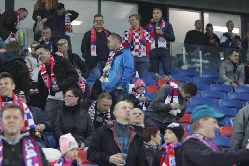 Górnik Zabrze - Śląsk Wrocław. Kibice odśpiewali hymn ZDJĘCIA KIBICÓW