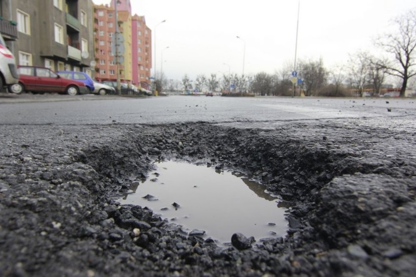 Wrocławskie ulice jak szwajcarski ser. ZDiUM: dziur jest dwa razy więcej niż rok temu