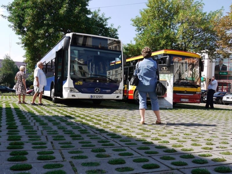 Nowe modele rzeszowskich autobusów. Trwa prezentacja przy ratuszu [FOTO]