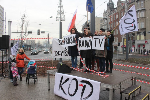 Kilkaset osób zgromadziło się na Rynku w Katowicach pod pomnikiem Harcerzy Września na manifestacji Komitetu Obrony Demokracji w obronie wolnych mediów. Główne hasła to: Wolne media! i Precz z cenzurą! Na manifestacji widziany był m.in. lider śląskiej Platformy Obywatelskiej Borys Budka. Celem zgromadzenia było wyrażenie poparcia dla środowisk dziennikarskich, które nie zgadzają się z założeniami małej nowelizacji ustawy medialnej. Organizatorzy przewidywali około 1 tys. uczestników.ZOBACZ TAKŻEMANIFESTACJA KOD W BIELSKU-BIAŁEJ KONTRA ONRMARSZ KOD W CZĘSTOCHOWIE