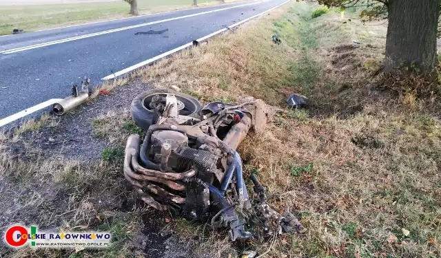 Ze wstępnych ustaleń to nadmierna prędkość była przyczyną tragicznego wypadku motocyklisty na drodze krajowej nr 45 w Jasieniu (w powiecie kluczborskim). 25-letni mężczyzna zginął na miejscu.Do wypadku doszło w środę o godz. 17.45 na odcinku między Kuniowem a Jasieniem.Na łuku drogi 25-letni motocyklista stracił panowanie nad maszyną i czołowo zderzył się z z samochodem ciężarowym marki Scania.W wyniku odniesionych obrażeń motocyklista zmarł na miejscu.Po wypadku droga w miejscu wypadku była zablokowana. Policja wyznaczyła objazd przez Bażany.Dokładne przyczyny wypadku będzie ustalać policja.Policja apeluje do motocyklistów o rozważną jazdę, unikanie ryzykownych manewrów i prawidłowe wyprzedzanie. Zasadę ograniczonego zaufania muszą stosować zarówno motocykliści, jak i kierowcy samochodów, którzy powinni też częściej niż w zimie spoglądać w lusterka. Jak wynika z policyjnych statystyk, wina za wypadki drogowe z udziałem motocyklistów leży po obu stronach – zarówno po stronie motocyklistów, jak i kierowców samochodów. Różnica jednak polega na tym, że w przypadku zderzenia to motocyklista ma mniejsze szanse na przeżycie, ponieważ nie chronią go pasy bezpieczeństwa ani strefa zgniotu.