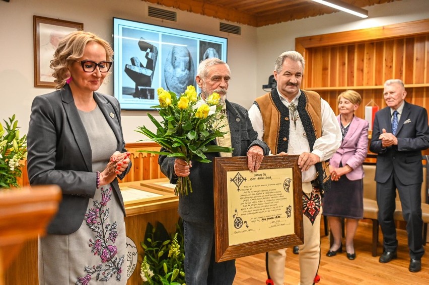 Nagrody burmistrza Zakopanego 2022: nagrodzeni rzeźbiarz, pedagog i fotograf oraz małżeństwo sportowców 