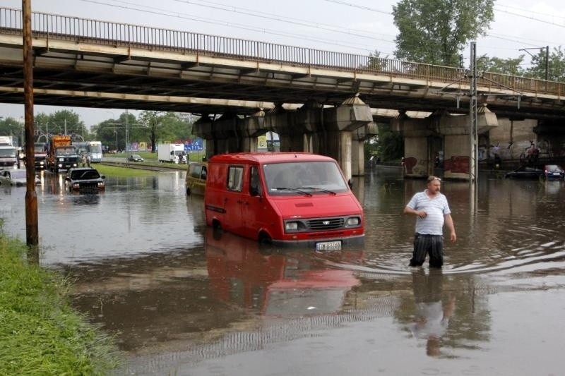 Powódź na Legnickiej. Zobacz zdjęcia!