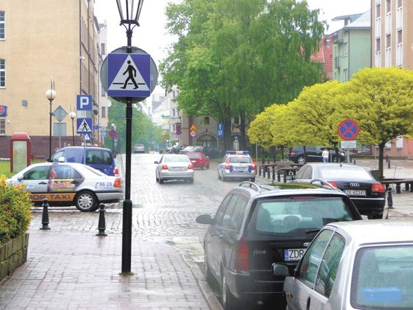 Ten krótki odcinek ul. Ratuszowej, od Armii Krajowej do Urzędu Miasta, jest objęty strefą. Czytelnik wskazuje jednak, że przy wjeździe w Ratuszową nie ma znaku informującego o tym, a parkomat jest po drugiej stronie ulicy.