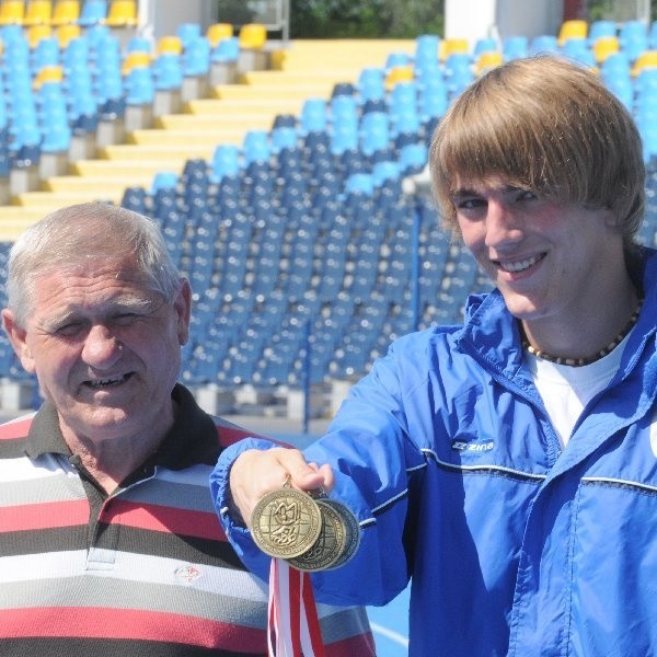 Tomasz Kluczyński prezentuje medale zdobyte w Krakowie; z lewej jego trener Stanisław Olczyk.