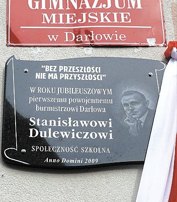 Nowa tablica przy wejściu do darłowskiego gimnazjum. 