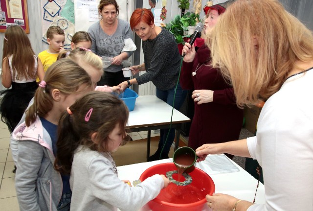 W osiedlowym klubie spółdzielni mieszkaniowej "Epicentrum" w Grudziądzu dzieci z klas pierwszych SP 7 brały udział w andrzejkowych wróżbach i zabawach. Teresa Niedziałkowska i wychowawczynie bawiły podopiecznych. Były wróżby kolorów, liczb, imion, butów, balonikowe i oczywiście nie mogło zabraknąć lania wosku przez zaczarowany klucz. Częstowano słodkościami. Było wesoło.