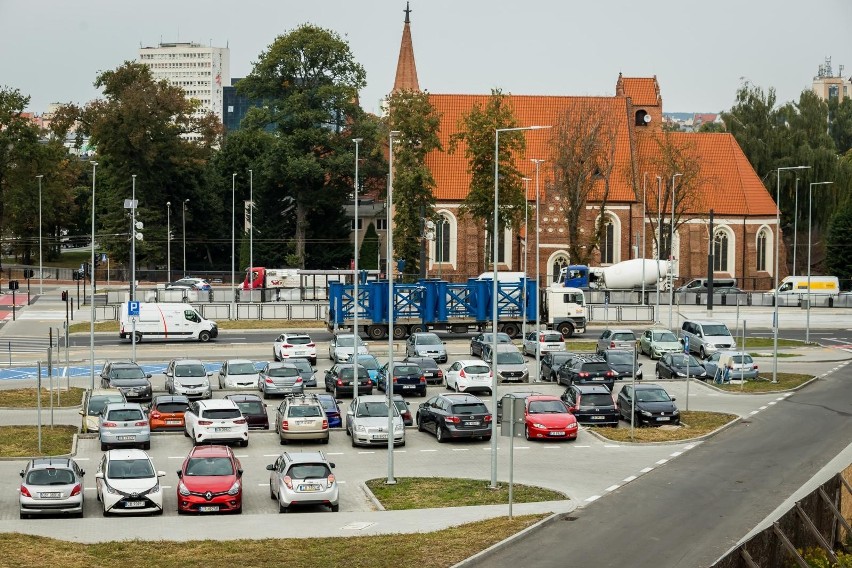 Parking przy rondzie Bernardyńskim jest zawsze wypełniony po...