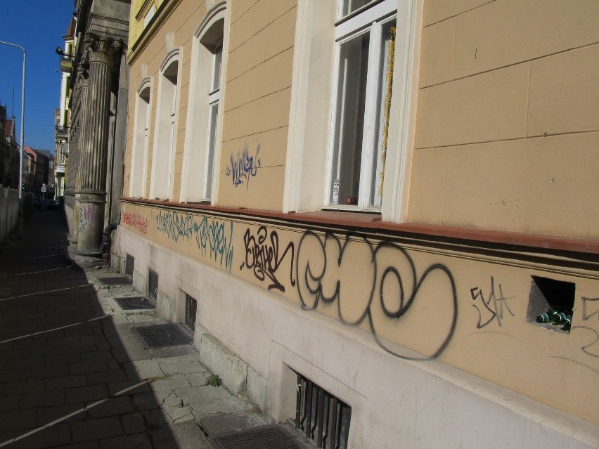 Śmieci, graffiti i ludzkie odchody w centrum Wrocławia [ZDJĘCIA]