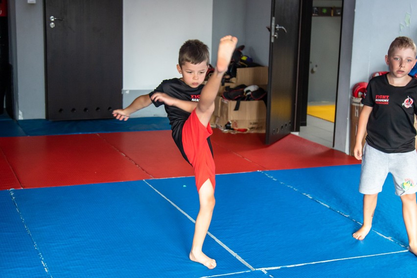 Ostrołęka. Treningi kickboxingu dla dzieci w wieku 7-10 lat. Trenowali w Fight Academy