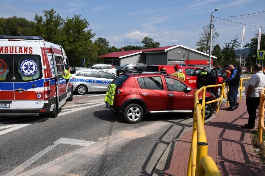 Wypadek w Górnie, w powiecie kieleckim. Dacia uderzyła w bariery ochronne, kierowca w szpitalu [ ZDJĘCIA]