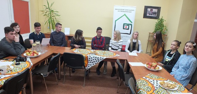 Młodzież uczestnicząca w „Hamlecie w butelce” na podsumowaniu w Młodzieżowym Domu Kultury w Starachowicach