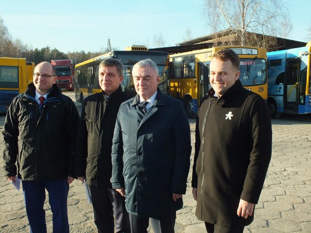 Podczas konferencji, od prawej: Marek Materek- prezydent Starachowic, Andrzej Bętkowski- marszałek województwa, Andrzej Pruś- przewodniczący Sejmiku, Jacek Sułek- dyrektor departamentu w Urzędzie Marszałkowskim.