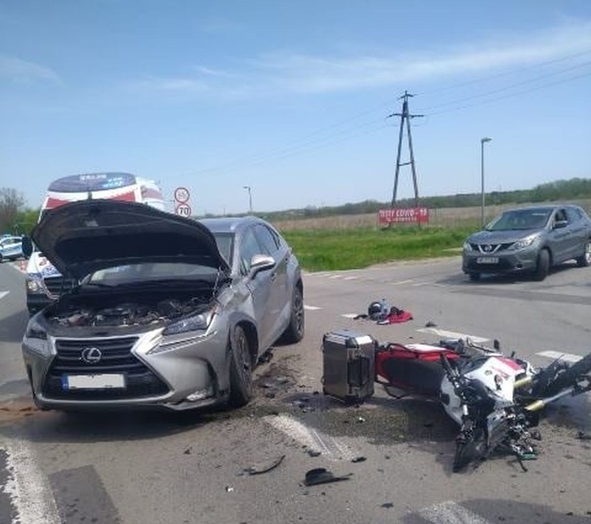 Wypadek pod Kołbaskowem na krajowej 13 w Smętowicach. Motocykl zderzył się z samochodem osobowym. Ranny motocyklista
