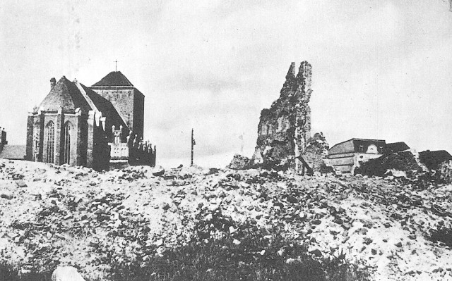 Ruiny słupskiej starówki 1945 rok. Po lewej stronie widoczny kościół Mariacki.