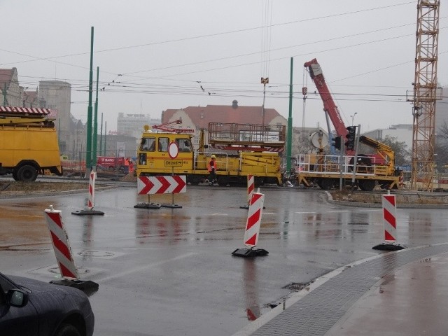 Przez prace przy montażu trakcji na Kaponierze swoje trasy zmieniło 10 linii tramwajowych jadących przez centrum