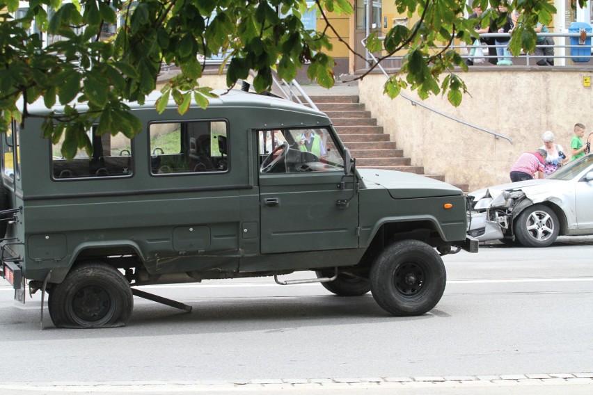 Wrocław: Audi staranowało wojskowego honkera