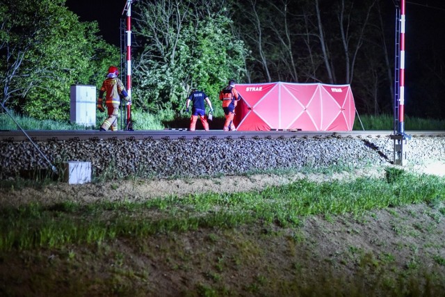 Do tragicznego wypadku doszło w środę, 11 maja 2022 roku przed godziną 22.00. Pociąg wyjeżdżający ze stacji PKP w Lesznie w stronę Wrocławia potrącił mężczyznę. Stało się to około kilometra za dworcem po minięciu wiaduktu. Mężczyzna zginął na miejscu. Nie wiadomo, co robił na torowisku. Przejdź do kolejnego zdjęcia --->
