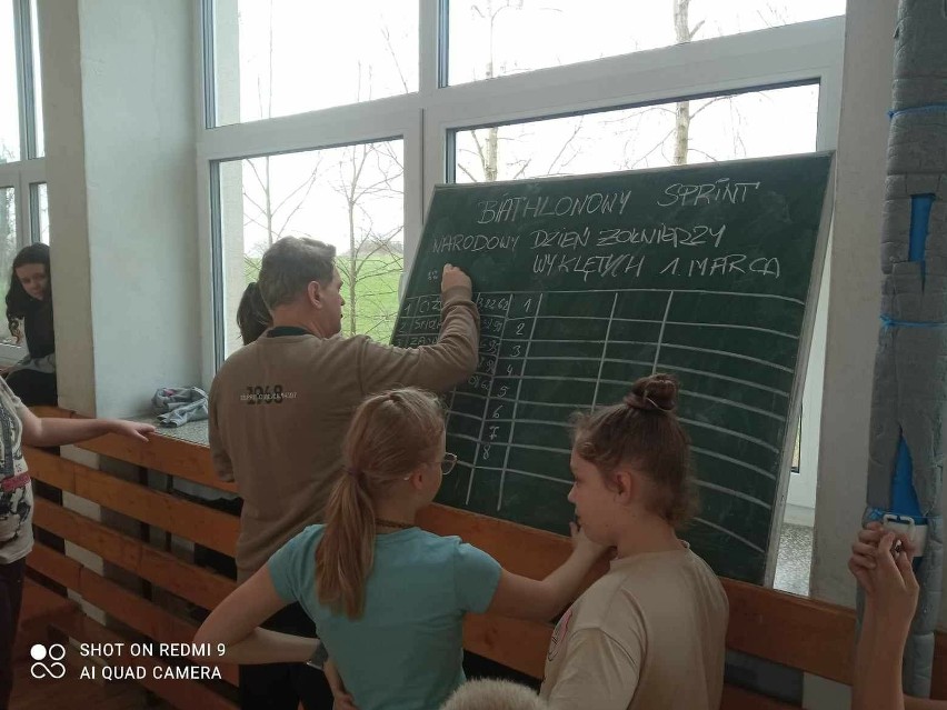 W Szkole Podstawowej w Niedźwicach obchodzono Dzień Pamięci Żołnierzy Wyklętych. Był bieg sprawnościowy ze strzelaniem. Zobacz zdjęcia 