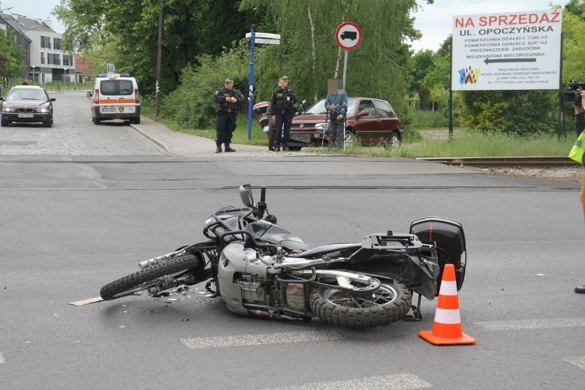 Wypadek na Kosmonautów. Motocyklista trafił do szpitala (ZDJĘCIA)