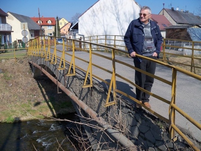 Marcin Burnicki na moście, który będzie nosił nazwę Zakochanych.