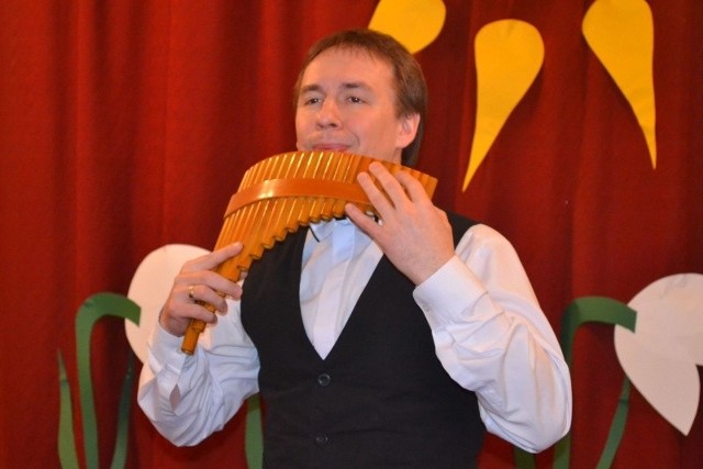 Oleg Dowgal, muzyk i kompozytor z Ukrainy - zagra na fletni Pana w pińczowskiej bibliotece.