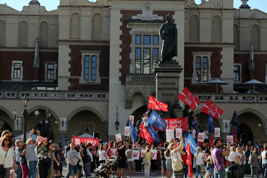 Przedstawiciele Szlachetnej Paczki zachęcali na Rynku Głównym w Krakowie, by do nich dołączyć
