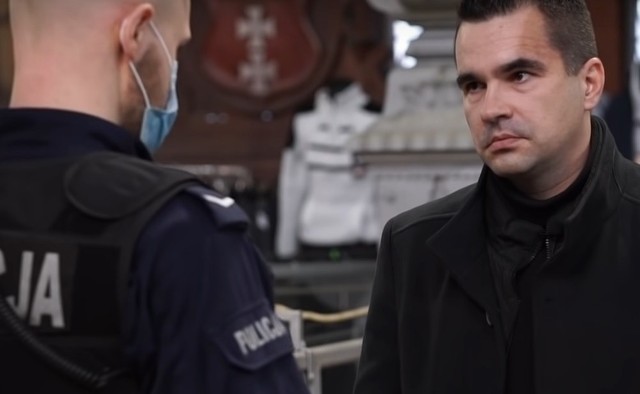 Trzeci filmowy spot pomorskiej policji w ramach kampanii „Młodość nie zwalnia z myślenia” dotyczy pandemii, a konkretnie zachowań tzw. antymaseczkowców lub antycovidowców.