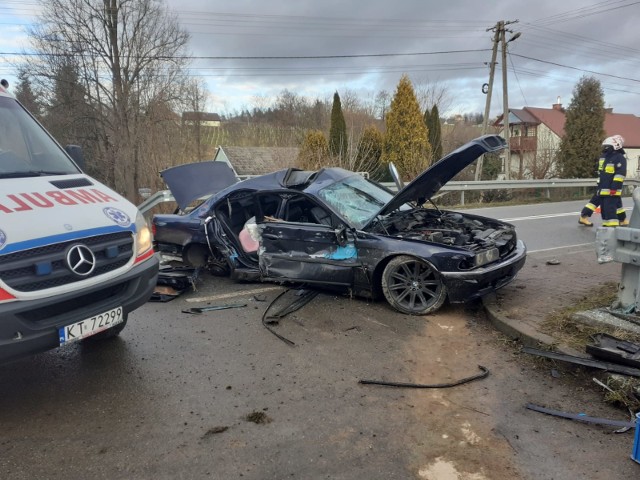 Poważny wypadek w Siemiechowie. Kierowca BMW stracił panowanie nad pojazdem. Ranne zostały trzy osoby.