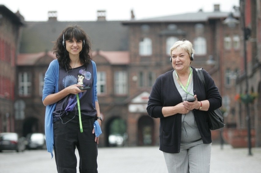 Anna Dudzińska (l), autorka audioprzewodnika po Nikiszowcu