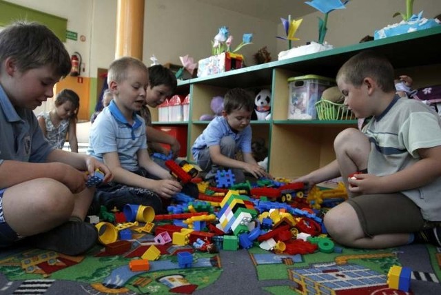 W związku z przerwą świąteczną minister edukacji w liście do rodziców napisała "... dyrektor na waszą prośbę może zaplanować, aby nauczyciele w tym czasie prowadzili zajęcia z dziećmi&#8221;.