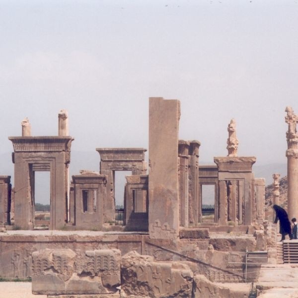 Ruiny złupionej przez Aleksandra Macedońskiego starożytnej stolicy Perspepolis.