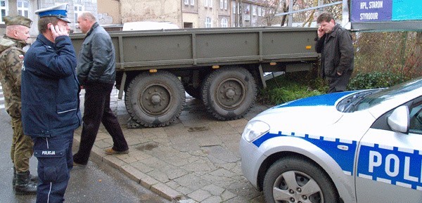 Przyczepa, która odczepiła się od samochodu nauki jazdy uderzyła w ogrodzenie ogrodów działkowych.