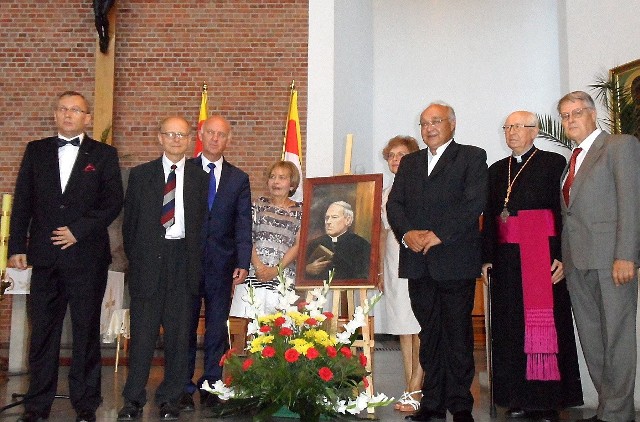 Pamiątkowe zdjęcie na zakończenie uroczystości. Ks. dr Zdzisław Ossowski - pierwszy po prawej, tuż przy portrecie ks. J. Pasierba.