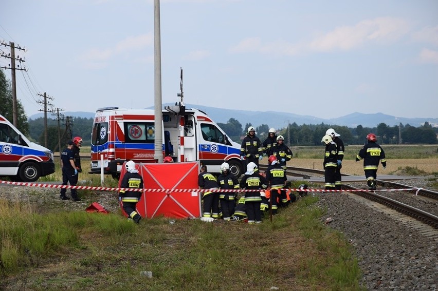 Wypadek na torach kolejowych w Szebniach. Dwie osoby na crossie uderzyły w szynobus