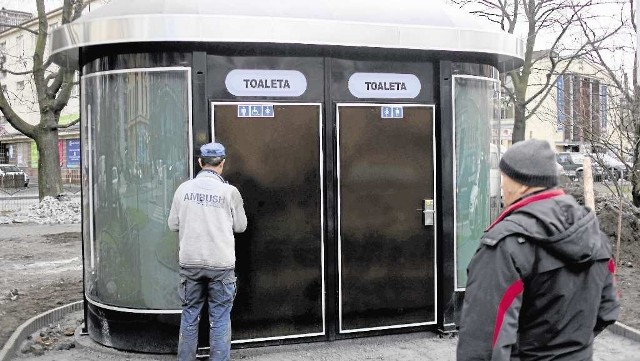 Pierwsza nowa, modułowa toaleta została zainstalowana przy Hali Targowej. Ma dwie kabiny.