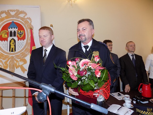 Roman Kuczak (z prawej) obchodzi jubileusz 30 rocznicy podjęcia pracy zawodowej. Obok burmistrz Daniel Marchewka.