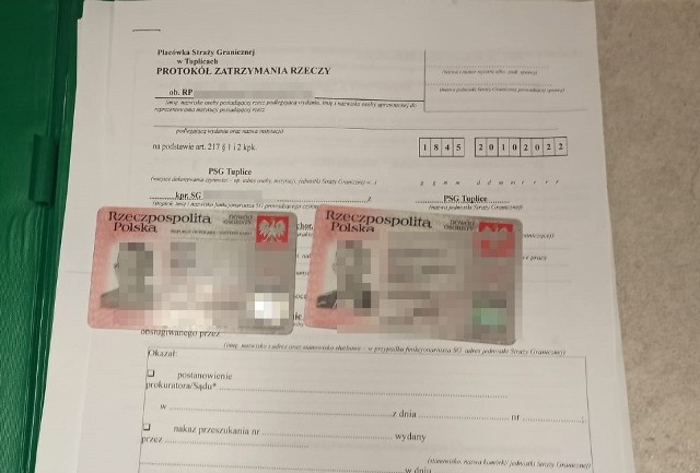 Oto dowody osobiste (jeden z nich należący do osoby już nieżyjącej), jakimi bydgoszczanin posługiwał się podczas kontroli 21 października 2022 r. Dokumenty zostały zatrzymane przez Straż Graniczną w Tuplicach
