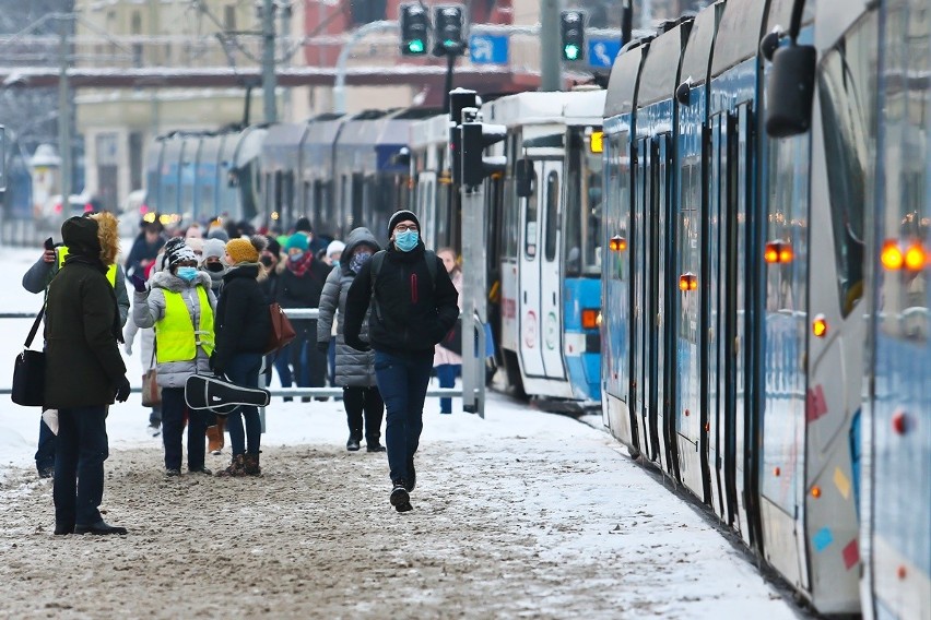 Zima we Wrocławiu. Ruch na drogach, komunikacja miejska, informacje na bieżąco (9.02.2021)