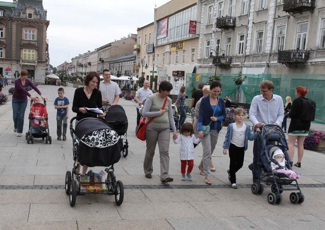 Uczestnicy niedzielnej wózkowej masy krytycznej.