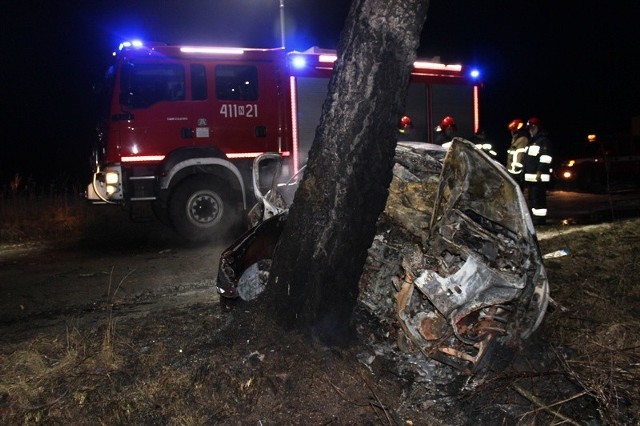 KARWINY. Tragiczny wypadek 22.02.2018. Renault uderzyło w drzewo. W samochodzie spłonęło 5 osób [ZDJĘCIA]