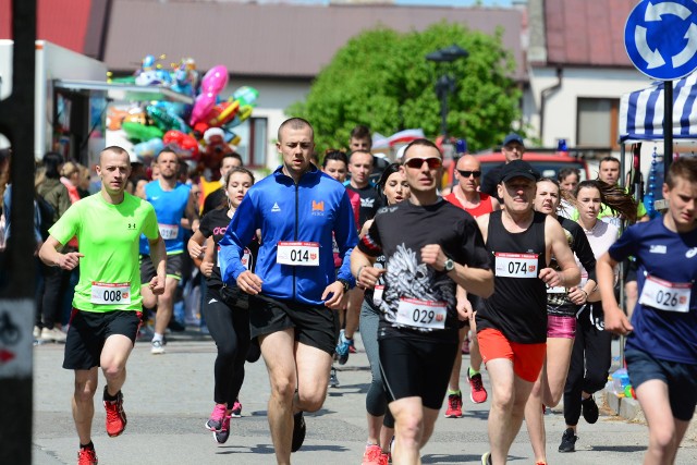 Trwa wielka majówka w Szydłowcu, czyli Szydłowieckie Zygmunty. Impreza rozrywkowo-kulturalna połączona jest z tradycyjnym odpustem parafialnym. Centrum wydarzeń jest Rynek Wielki, gdzie od rana na gości czeka mnóstwo atrakcji. Coraz większą popularnością cieszy się Bieg Zygmuntów, który w tym roku zorganizowano już szósty raz. Zgłosiło się stu uczestników. Wśród pań na dystansie pięciu kilometrów triumfowała Lidia Czarnecka z Bliżyna w województwie świętokrzyskim, natomiast wśród mężczyzn na tej samej trasie Sylwester Lepiarz z Ludowego Klubu Biegacza Rudnik koło Starachowic.  >