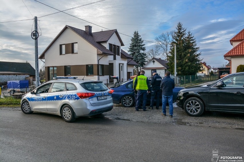 Policyjny pościg w Tarnobrzegu. Bilans: rozbity motocykl i policyjne nieoznakowane bmw