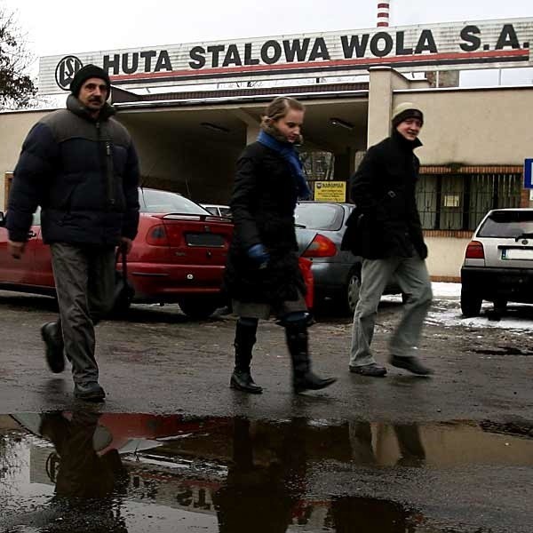 W Hucie Stalowa Wola skrócono tydzień pracy do 4 dni. Pracownicy aż do grudnia będą dostawać pensje pomniejszone o 400-500 zł. Jednak nie będzie zwolnień.