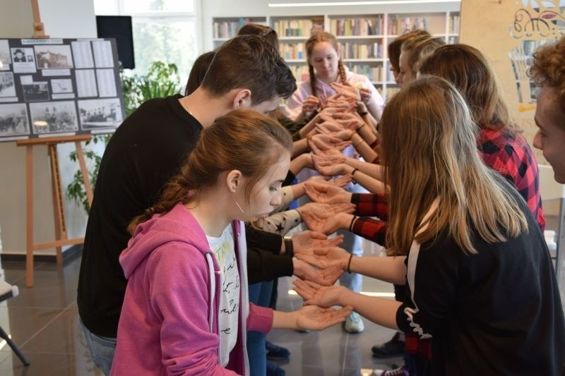 W Radziejowie na warsztatach młodzież poznaje sztukę dialogu. Rozmawiają o historii i kulturze żydowskiej