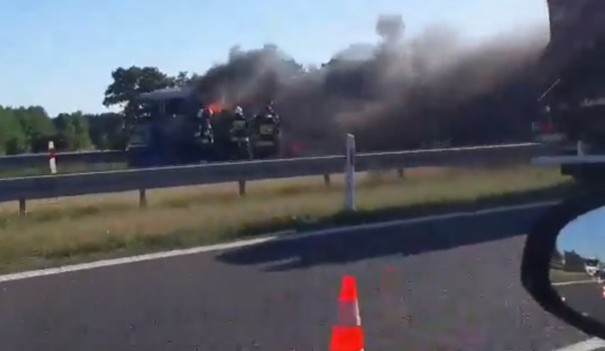 Pożar na A2 koło Zgierza. Zderzenie dwóch ciężarówek. Pojazdy stanęły w ogniu. Utrudnienia [ZDJĘCIA, FILM]