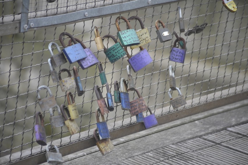 Walentynki 2019. Kładka Bernatka i symbol miłości, czyli kłódki. Tych cały czas przybywa. Urzędnicy już nie chcą ich usuwać